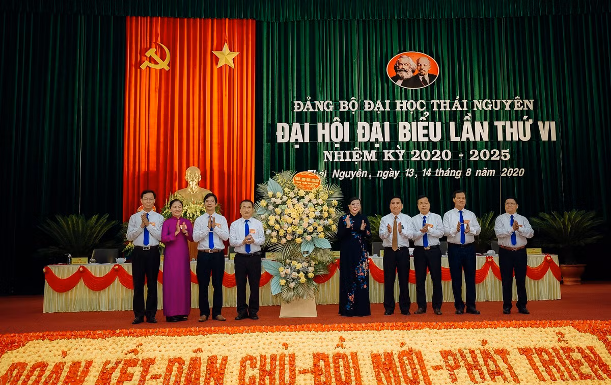 Bí thư tỉnh ủy Nguyễn Thanh Hải tặng hoa chúc mừng đại hội. ảnh: TL.