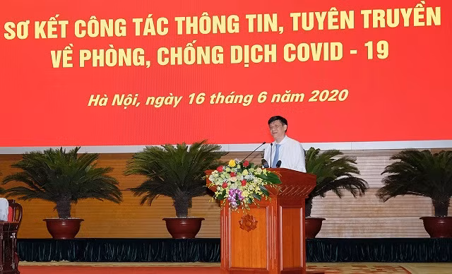 Giáo sư, Tiến sĩ Nguyễn Thanh Long - Thứ trưởng Bộ Y tế báo cáo tại Hội nghị sơ kết công tác thông tin, tuyên truyền về phòng chống dịch COVID-19.