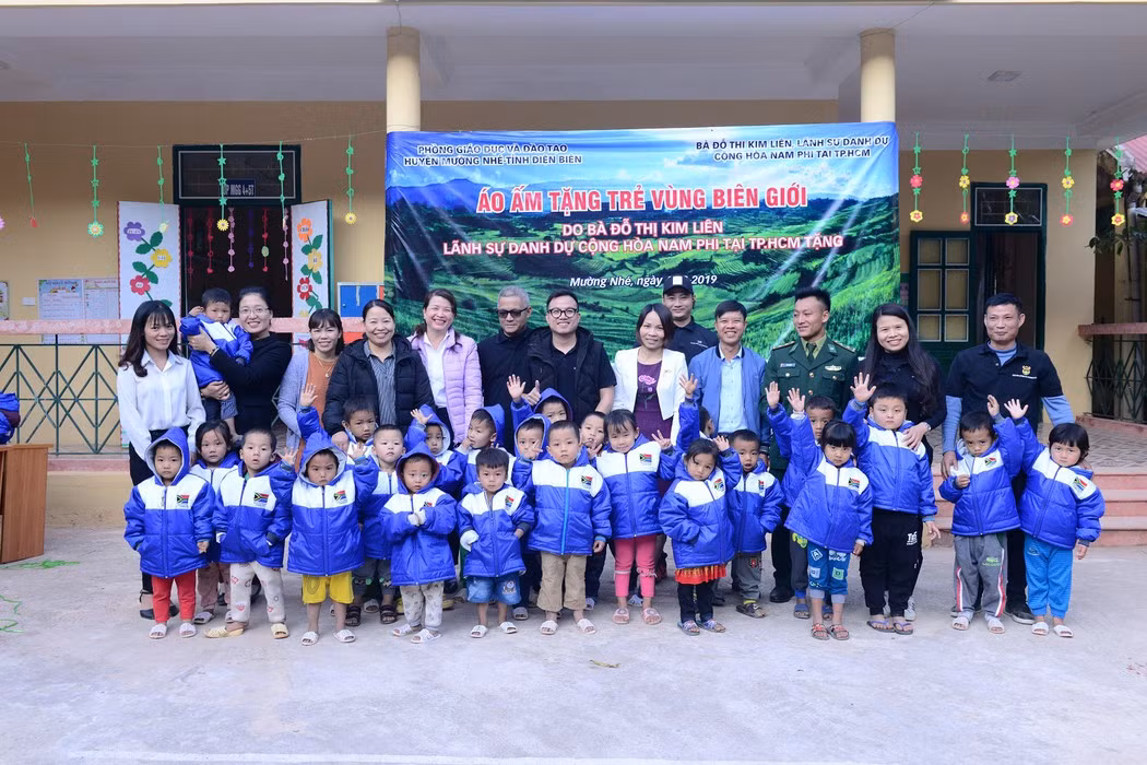 Madam Đỗ Liên tặng học sinh mầm non Xi Ma, Chung Chải (huyện Mường Nhé, tỉnh Điện Biên) phòng học mới và áo ấm mùa đông. Madam Đỗ Liên tặng học sinh mầm non Xi Ma, Chung Chải (huyện Mường Nhé, tỉnh Điện Biên) phòng học mới và áo ấm mùa đông.