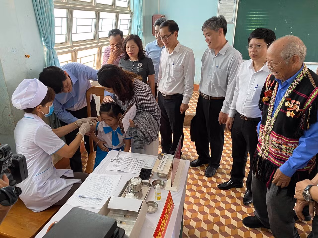 Đoàn công tác kiểm tra tuyến y tế cơ sở thực hiện tiêm phòng bệnh bạch hầu. ảnh: TD.