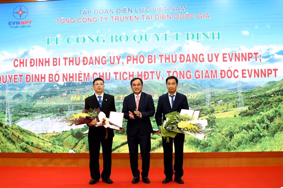 Ông Dương Quang Thành - Chủ tịch Hội đồng thành viên EVN trao quyết định cho ông Nguyễn Tuấn Tùng - Chủ tịch Hội đồng thành viên EVNNPT và ông Phạm Lê Phú - Tổng Giám đốc EVNNPT. ảnh: evnnpt.