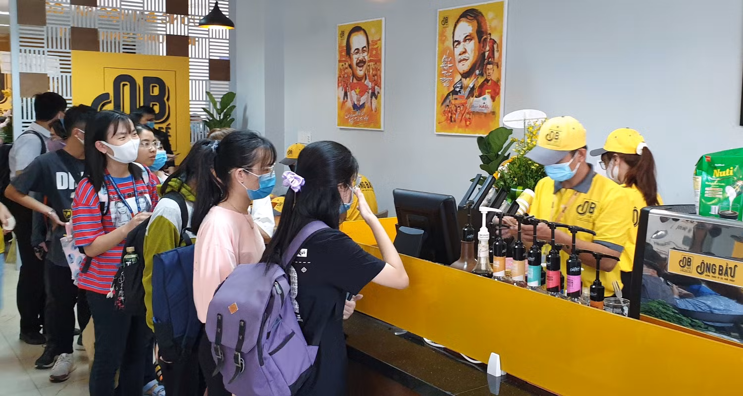 Rất đông sinh viên có mặt tại quán cà phê Ông Bầu tại Đại học Sài Gòn (Quận 5).