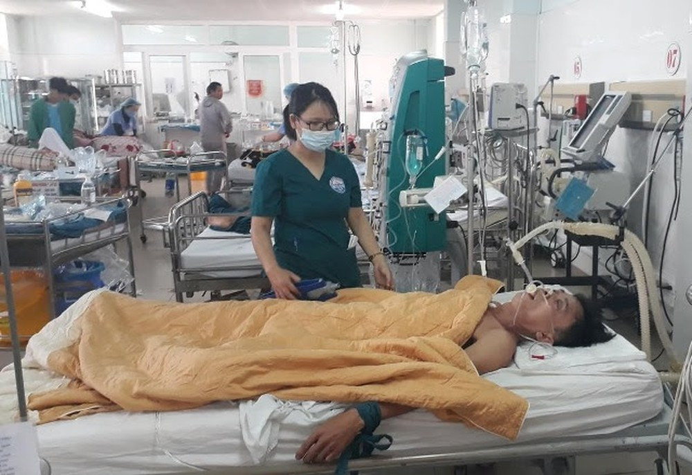 Điều trị bệnh nhân ngộ độc rượu. ảnh: Ngọc Vũ.