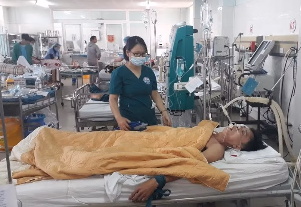 Điều trị bệnh nhân ngộ độc rượu. ảnh: Ngọc Vũ. Điều trị bệnh nhân ngộ độc rượu. ảnh: Ngọc Vũ.