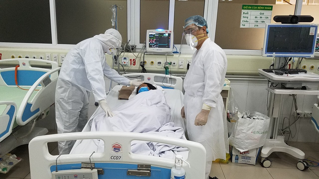 Những người lính kiên cường nơi tuyến đầu chống dịch Covid-19.