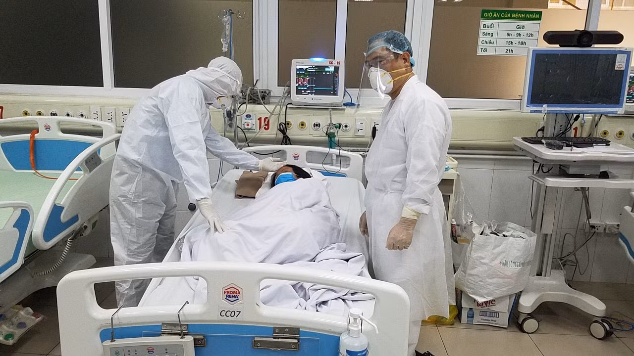 Những người lính kiên cường nơi tuyến đầu chống dịch Covid-19.