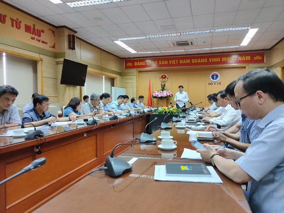 Đoàn công tác của Bộ Y tế làm việc về công tác phòng chống và điều trị cho những người mắc bạch hầu. ảnh: TD.