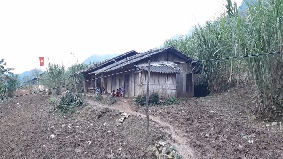 Con đường nhỏ bé và lầy lội nhiều năm trời nhưng các thầy cô và học trò vẫn kiên trì bám trụ. Ảnh nhân vật cung cấp. Con đường nhỏ bé và lầy lội nhiều năm trời nhưng các thầy cô và học trò vẫn kiên trì bám trụ. Ảnh nhân vật cung cấp.