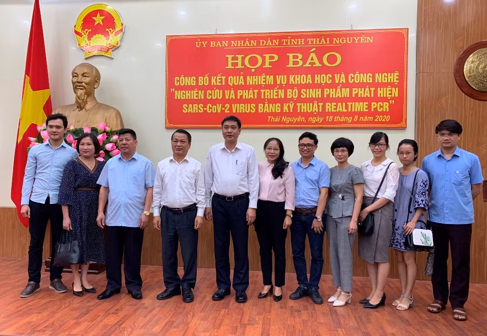 Giáo sư Phạm Hồng Quang - Giám đốc Đại học Thái Nguyên; lãnh đạo Trường Đại học Khoa học cùng các thành viên nhóm nghiên cứu. ảnh: TL. Giáo sư Phạm Hồng Quang - Giám đốc Đại học Thái Nguyên; lãnh đạo Trường Đại học Khoa học cùng các thành viên nhóm nghiên cứu. ảnh: TL.