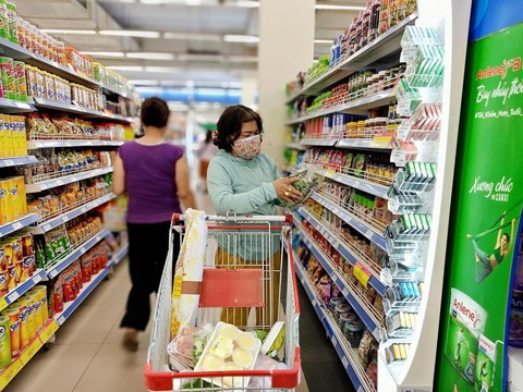 Nhiều gia đình vẫn lựa chọn siêu thị để mua thực phẩm do quy trình kiểm soát chặt chẽ, an toàn.
