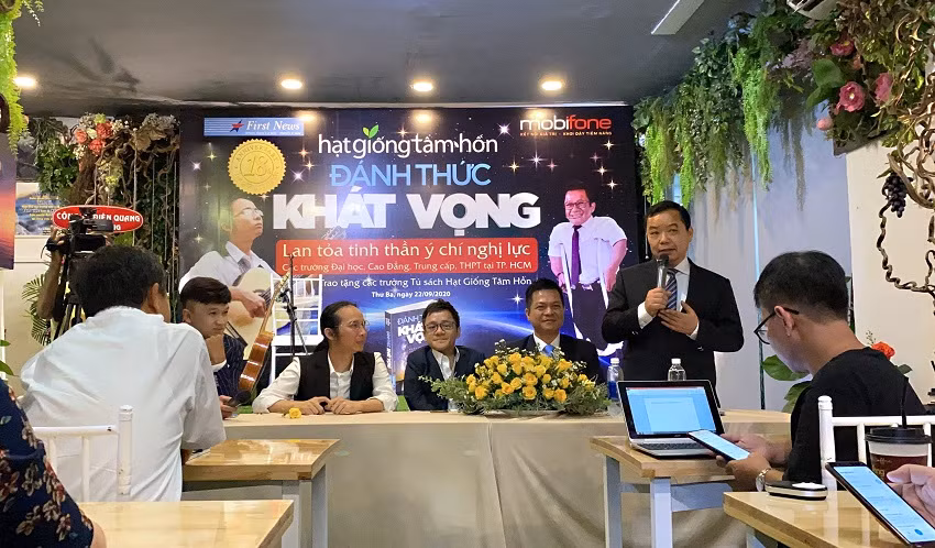 Ông Nguyễn Văn Phước (đứng) - Giám đốc First News chia sẻ về hành trình "Đánh thức khát vọng". ảnh: KH. Ông Nguyễn Văn Phước (đứng) - Giám đốc First News chia sẻ về hành trình "Đánh thức khát vọng". ảnh: KH.