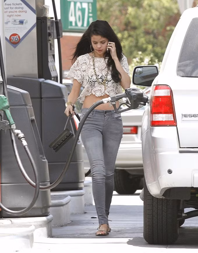 Selena Gomez vừa đổ xăng vừa nghe điện thoại khiến người hâm mộ của cô phải lo lắng. Selena Gomez vừa đổ xăng vừa nghe điện thoại khiến người hâm mộ của cô phải lo lắng.