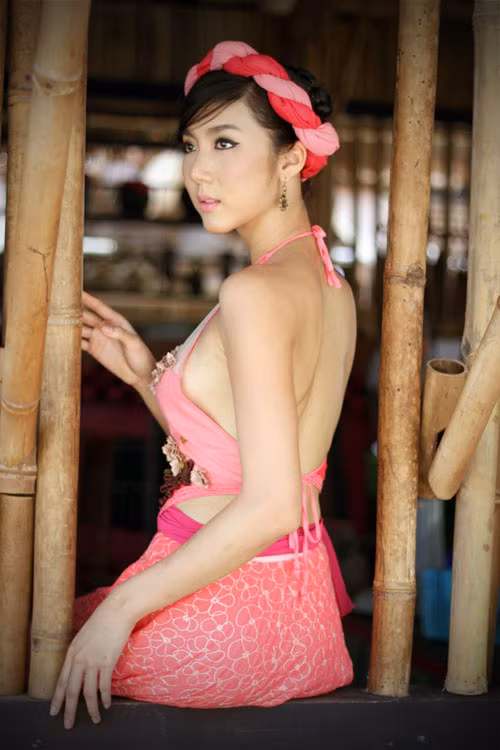.... và Ngọc Quyên có tạo hình gợi cảm "chết người" với áo yếm khoe lưng trần.