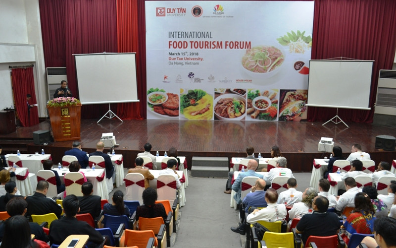 Các chuyên gia du lịch, hiệp hội đầu bếp thế giới đến chia sẻ những thông tin về "du lịch ẩm thực". Ảnh: AN Các chuyên gia du lịch, hiệp hội đầu bếp thế giới đến chia sẻ những thông tin về "du lịch ẩm thực". Ảnh: AN