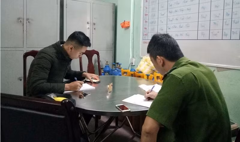 Phóng viên Hứa Vĩnh Nhân trình bày lại sự việc với cơ quan công an. Ảnh: NT Phóng viên Hứa Vĩnh Nhân trình bày lại sự việc với cơ quan công an. Ảnh: NT