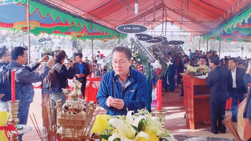 Một người Hàn Quốc thắp hương, cúi đầu tạ tội với những người đã nằm xuống vì họng súng của lính lữ đoàn Rồng Xanh năm xưa.