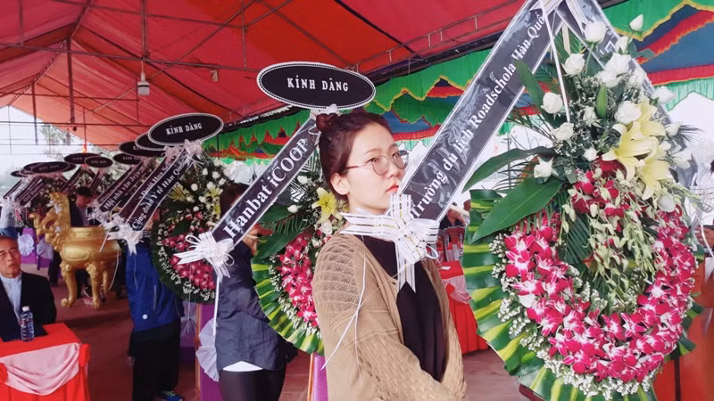 Trong đoàn người đến bia tưởng niệm hôm nay, có những sinh viên Hàn Quốc, là lớp trẻ sinh ra, lớn lên sau cuộc chiến tranh Việt Nam nhưng vẫn thấy xấu hổ vì tội ác mà cha ông họ đã gây ra ở Việt Nam. Họ đến đây hôm nay chỉ với mục đích nhận lỗi và cầu xin sự tha thứ.