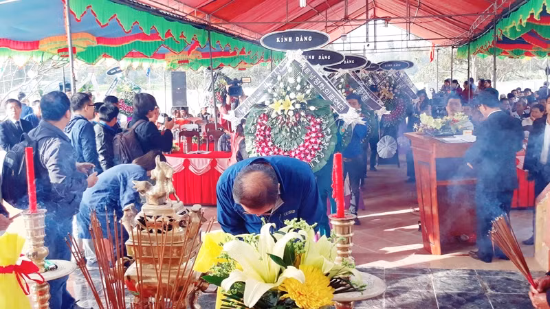 Những người Hàn Quốc đến đây hôm nay là những giáo sư, giảng viên, kỹ sư, nông dân... đã bật khóc trước những mất mát quá lớn của người dân xứ này.