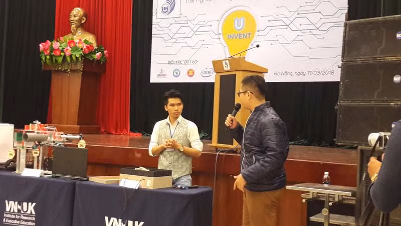 Thành viên đội PCT Inventors giới thiệu về sản phẩm áo My Yo có khả năng làm ấm cơ thể trong thời gian ngắn.