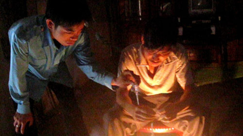 Người có biệt tài sờ điện, át vía trâu, Tin tức trong ngày, nguoi khong bi dien giat, mien nhiem voi dien, at via trau, thuan phuc trau, biet tai, kha nang ky la, bao, tin nhanh, tin hot, tin tuc
