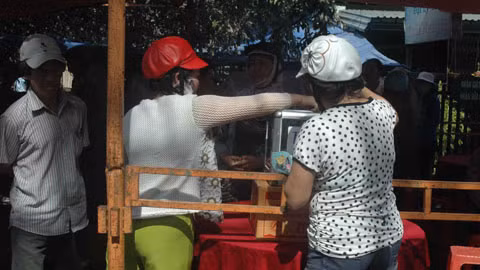 Người dân xót thương góp tiền chia sẻ nỗi đau cùng gia đình nạn nhân Người dân xót thương góp tiền chia sẻ nỗi đau cùng gia đình nạn nhân