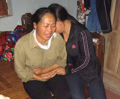 Bà Lương Thị Hà (bên trái) đau buồn trước cái chết đột ngột của con trai Bà Lương Thị Hà (bên trái) đau buồn trước cái chết đột ngột của con trai