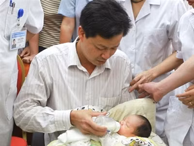 Anh Phạm Xuân Chiều cho con uống sữa sau khi cơ quan công an trao cháu bé cho gia đình (Ảnh: Tiền Phong) Anh Phạm Xuân Chiều cho con uống sữa sau khi cơ quan công an trao cháu bé cho gia đình (Ảnh: Tiền Phong)