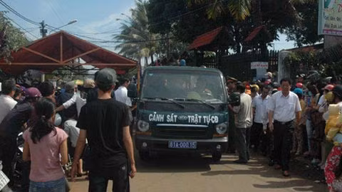 Hàng trăm người dân xót thương tiễn đưa các nạn nhân Hàng trăm người dân xót thương tiễn đưa các nạn nhân
