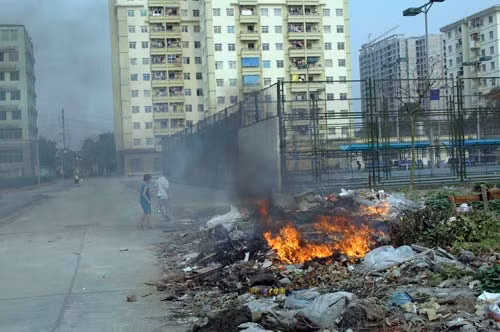 Rác thải ở khu đô thị mới Pháp vân- Tứ Hiệp xử lý bằng cách đốt Rác thải ở khu đô thị mới Pháp vân- Tứ Hiệp xử lý bằng cách đốt