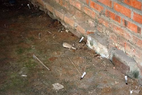 Cái vất ngổn ngang, cái cắm vào chân tường Cái vất ngổn ngang, cái cắm vào chân tường