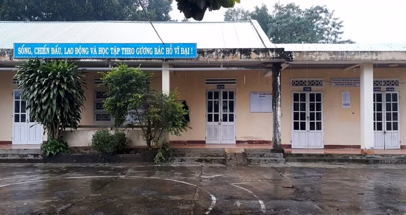 Ông Lê Hoàng Việt trở lại vị trí chuyên viên tại Chi nhánh trung tâm phát triển quỹ đất huyện Hiệp Đức (Quảng Nam). Ảnh: TR.T