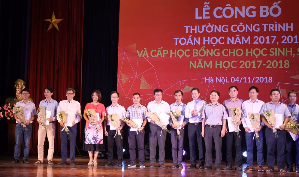 Phó giáo sư Trần Đan Thư (thứ ba từ trái sang) - Hiệu trưởng trường Đại học Hoa Sen là một trong những tác giả có công trình toán học vừa được Viện nghiên cứu cao cấp về Toán trao thưởng vào ngày 4/11. Phó giáo sư Trần Đan Thư (thứ ba từ trái sang) - Hiệu trưởng trường Đại học Hoa Sen là một trong những tác giả có công trình toán học vừa được Viện nghiên cứu cao cấp về Toán trao thưởng vào ngày 4/11.