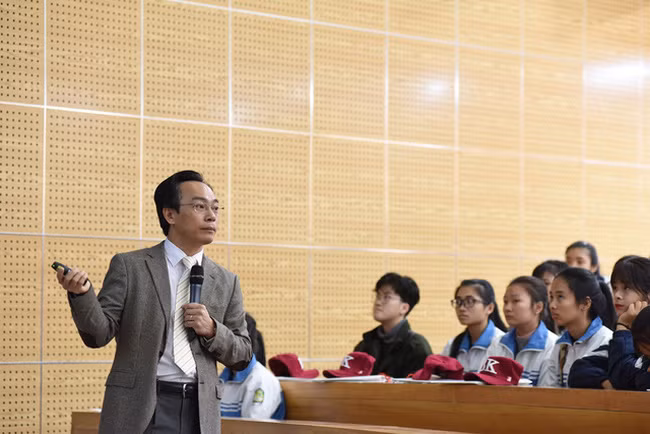 Hiệu trưởng trường Đại học Bách khoa Hà Nội giảng bài cho hàng trăm sĩ tử (Ảnh minh họa: VTV)