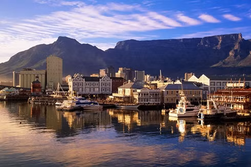 Cape Town, Nam Phi, Giá phòng đôi tại khách sạn 4 sao: 141,57 USD Giá 3km taxi: 8,49 USD Giá 2 ly cocktail tại khách sạn 5 sao: 11,85 USD Giá bữa tối cho hai người (kèm một chai rượu): 72,88 USD Tổng: 234,79 USD