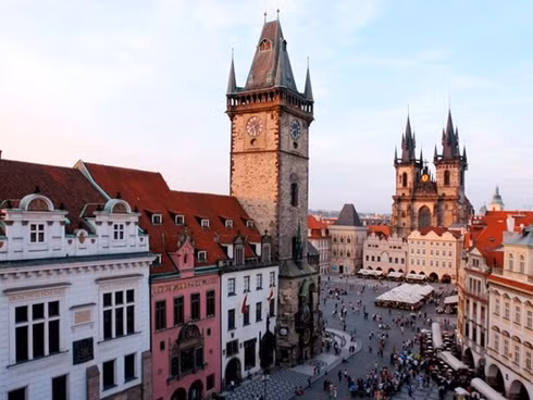 Prague, Cộng hòa Séc, Giá phòng đôi tại khách sạn 4 sao: 133,93 USD Giá 3km taxi: 12,83 USD Giá 2 ly cocktail tại khách sạn 5 sao: 14,85 USD Giá bữa tối cho hai người (kèm một chai rượu): 91,26 USD Tổng: 252,87 USD