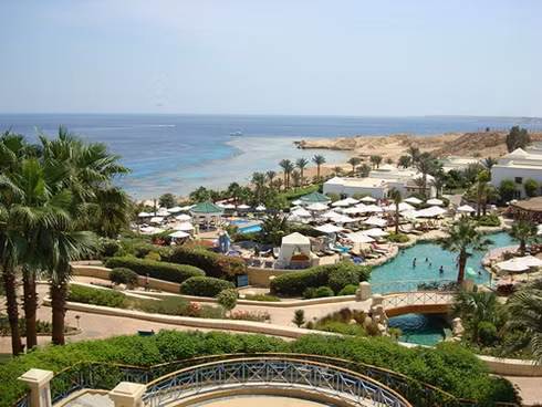 Sharm el Sheikh, Ai Cập, Giá phòng đôi tại khách sạn 4 sao: 108,26 USD Giá 3km taxi: 3,40 USD Giá 2 ly cocktail tại khách sạn 5 sao: 38,06 USD Giá bữa tối cho hai người (kèm một chai rượu): 78,37 USD Tổng: 228,09 USD