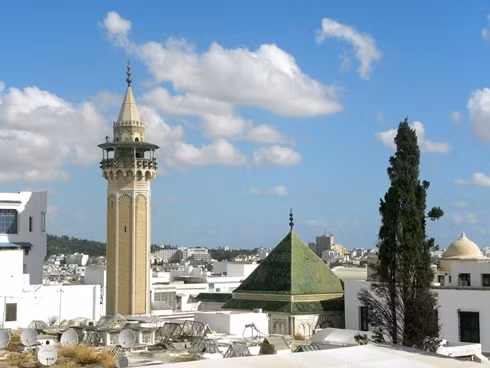 Tunis, Tunisia, Giá phòng đôi tại khách sạn 4 sao: 155,37 USD Giá 3km taxi: 5,37 USD Giá 2 ly cocktail tại khách sạn 5 sao: 10,23 USD Giá bữa tối cho hai người (kèm một chai rượu): 51,56 USD Tổng: 222,52 USD