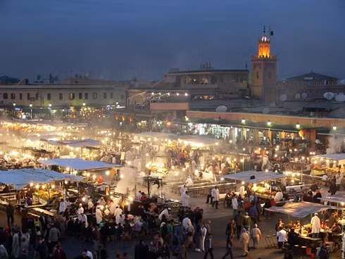 Marrakech, Morocco, Giá phòng đôi tại khách sạn 4 sao: 129,75 USD Giá 3km taxi: 4,63 USD Giá 2 ly cocktail tại khách sạn 5 sao: 23,13 USD Giá bữa tối cho hai người (kèm một chai rượu): 88,65 USD Tổng: 246,15 USD