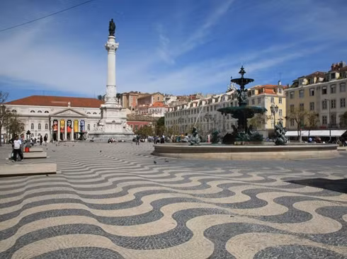 Lisbon, Bồ Đào Nha, Giá phòng đôi tại khách sạn 4 sao: 133,37 USD Giá 3km taxi: 11,31 USD Giá 2 ly cocktail tại khách sạn 5 sao: 48,41 USD Giá bữa tối cho hai người (kèm một chai rượu): 57,20 USD Tổng: 250,30 USD