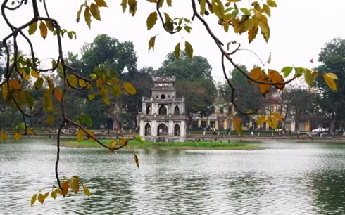 Hà Nội, Việt Nam Giá phòng đôi tại khách sạn 4 sao: 87,25 USD Giá 3km taxi: 5,08 USD Giá 2 ly cocktail tại khách sạn 5 sao: 23,16 USD Giá bữa tối cho hai người (kèm một chai rượu): 29,46 USD Tổng: 144,95 USD