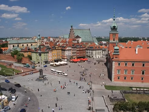 Warsaw, Ba Lan, Giá phòng đôi tại khách sạn 4 sao: 112,37 USD Giá 3km taxi: 12,45 USD Giá 2 ly cocktail tại khách sạn 5 sao: 12,17 USD Giá bữa tối cho hai người (kèm một chai rượu): 66,23 USD Tổng: 203,22 USD