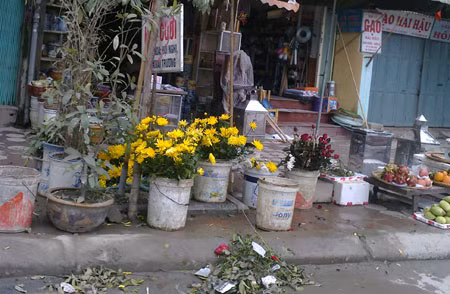 Sau Tết, hoa tươi vẫn giữ giá cao.