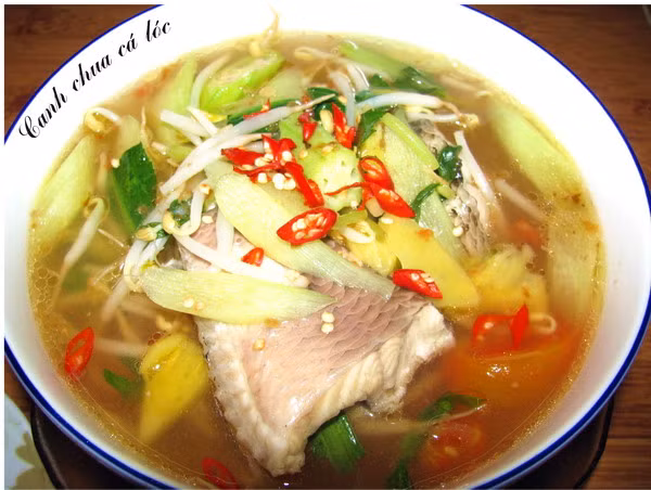 9. Canh cá lóc chua miền tây nấu thập cẩm gồm me, dứa, giá đỗ