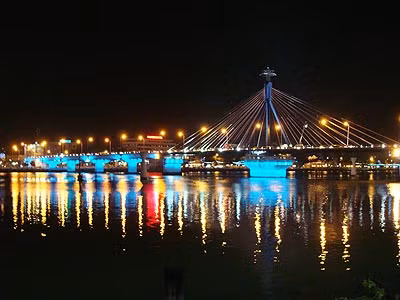 Cầu sông Hàn...