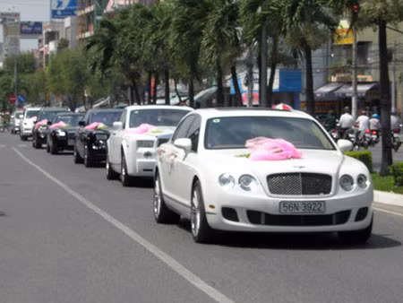 Dàn siêu xe trong đám cưới con trai bà Diệu Hiền