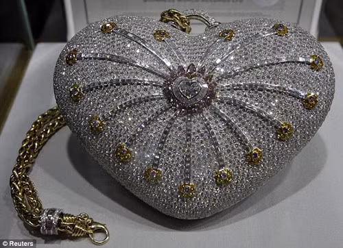 Đó là chiếc túi xách, hình trái tím có tên Mouawad 1001 Nights Diamond của hãng thời trang Mouawad. Nó có trị giá 2.35 triệu bảng Anh ( khoảng 71 tỷ đồng) và đã được ghi vào kỷ lục Guinness thế giới là chiếc túi đắt nhất thế giới.