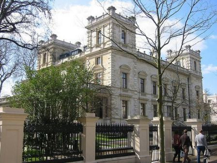 1. Kensington Palace Gardens được xem là “khu phố vàng” của nước Anh, giá của nó cũng cao gấp gần 100 lần so với giá nhà trung bình ở Anh. Nơi đây cũng là khu vực tập trung nhiều đại sứ quán tại Anh của các nước lớn. Chủ của các tòa nhà còn lại đều là các đại gia giàu nhất nước Anh. 1. Kensington Palace Gardens được xem là “khu phố vàng” của nước Anh, giá của nó cũng cao gấp gần 100 lần so với giá nhà trung bình ở Anh. Nơi đây cũng là khu vực tập trung nhiều đại sứ quán tại Anh của các nước lớn. Chủ của các tòa nhà còn lại đều là các đại gia giàu nhất nước Anh.
