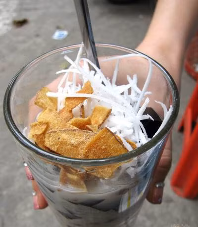 Quán đông khách vì chè có vị ngọt nhẹ, thơm mùi cốt dừa mà lại không quá béo. Giá cả cũng phải chăng.