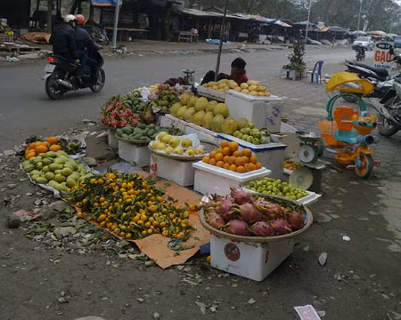Giảm giá, hoa quả ngày Tết Nguyên tiêu vẫn vắng người mua...