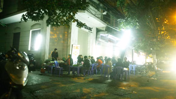 Bất cứ ai đi qua con phố này dù không ăn cũng bị nhân viên chặn xe mời vào nhà hàng